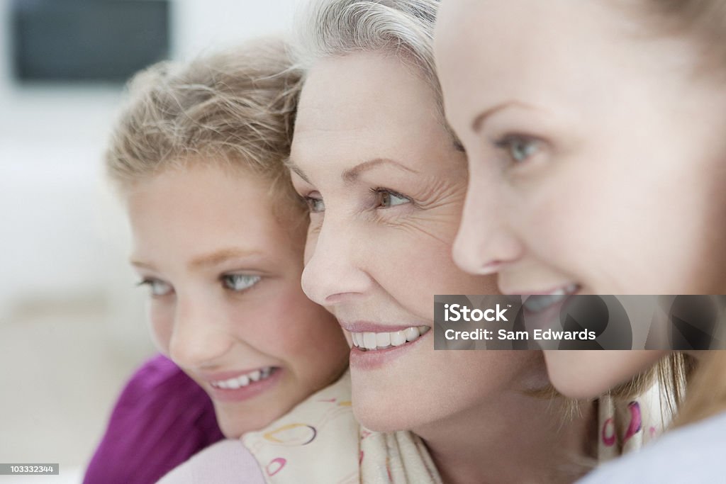 삼각대를 웃는 조모, 어머니, 딸 - 로열티 프리 다세대 가족 스톡 사진