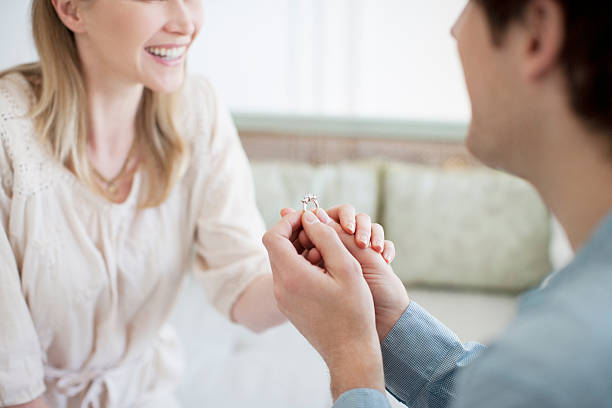 homem com anel de noivado propor casamento para a mulher - wedding ring love engagement - fotografias e filmes do acervo