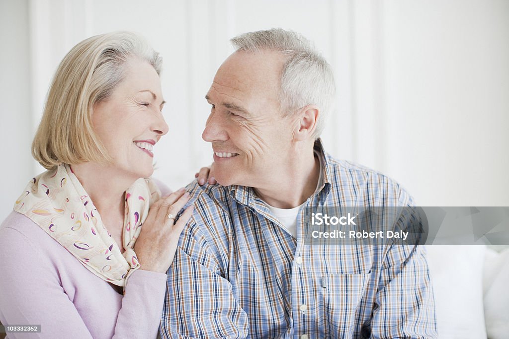 Sorridente Coppia senior - Foto stock royalty-free di Innamorarsi