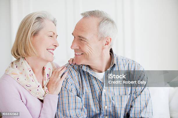 笑顔年配のカップル - 恋に落ちるのストックフォトや画像を多数ご用意 - 恋に落ちる, 年配のカップル, 団塊の世代