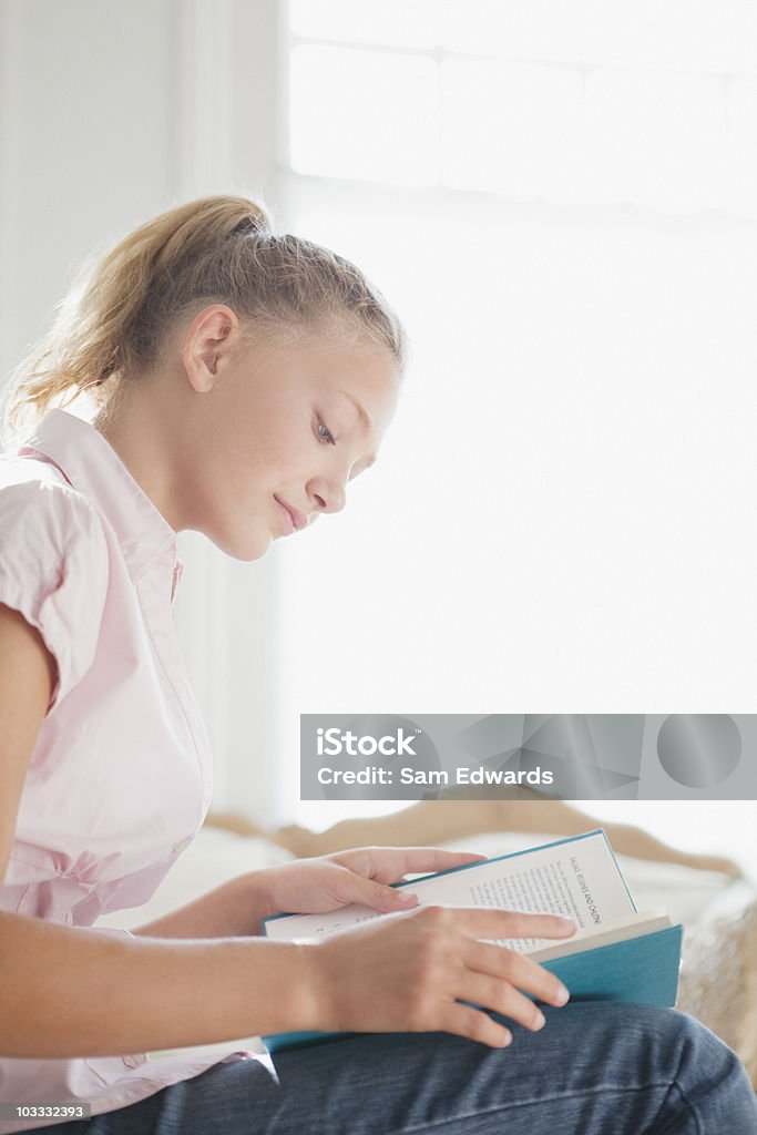 Chica libro de lectura - Foto de stock de 12-13 años libre de derechos