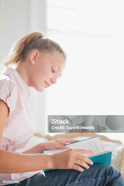 여자아이 독서모드 예약 12-13세에 대한 스톡 사진 및 기타 이미지 - 12-13세, 가정 생활, 공부