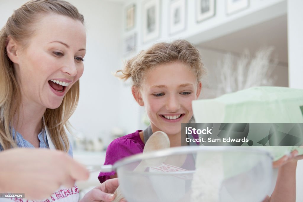 Madre e hija cocinar en la cocina - Foto de stock de 12-13 años libre de derechos