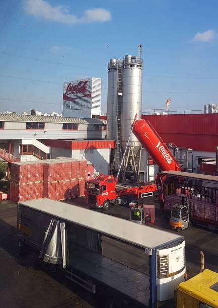 plante de coca cola à bnei brak, israël - bnei brak photos et images de collection