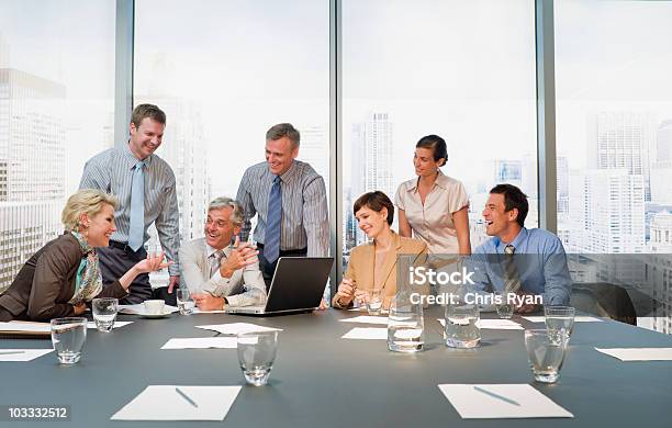 미소 비즈니스 직원관리 갖는 넘는 미팅 컨퍼런스 룸 업무 회의에 대한 스톡 사진 및 기타 이미지 - 업무 회의, 고층 건물, 미소