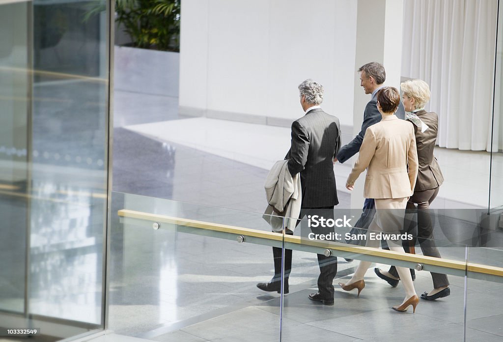 Gens d'affaires marchant dans le couloir - Photo de Femme d'affaires libre de droits