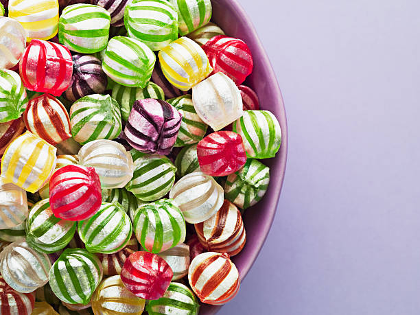 close-up de doces em uma tigela com vibrante - hard candy - fotografias e filmes do acervo