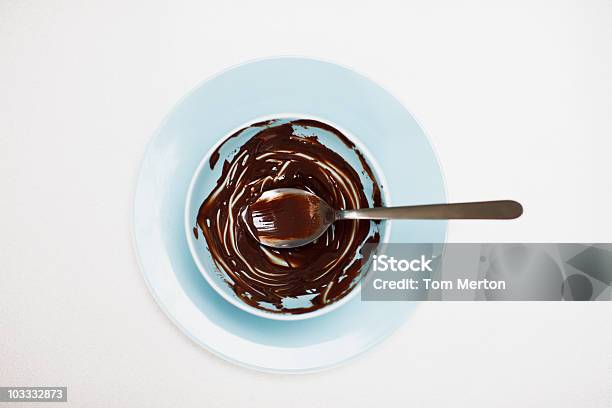 Cucchiaio Di Resto In Una Ciotola Con La Pastella Al Cioccolato - Fotografie stock e altre immagini di Cioccolato