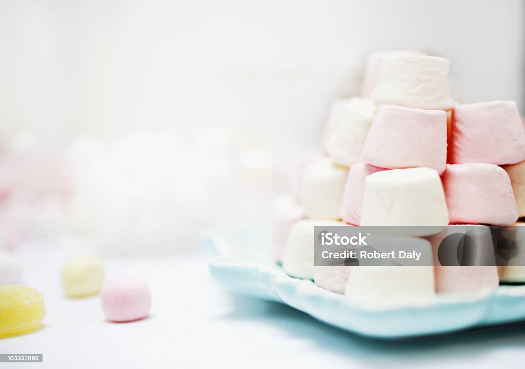 Pila di pastelli colorati marshmallow - Foto stock royalty-free di Abbondanza