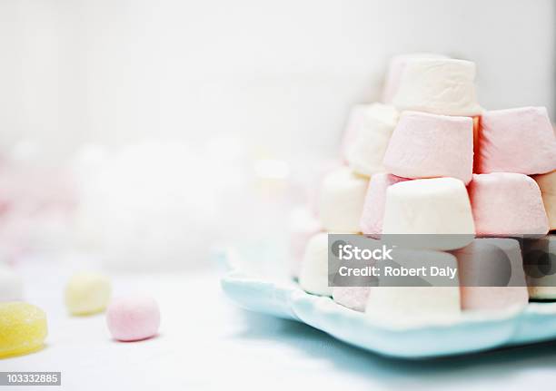 Pila Di Pastelli Colorati Marshmallow - Fotografie stock e altre immagini di Abbondanza - Abbondanza, Alimentazione non salutare, Ambientazione interna