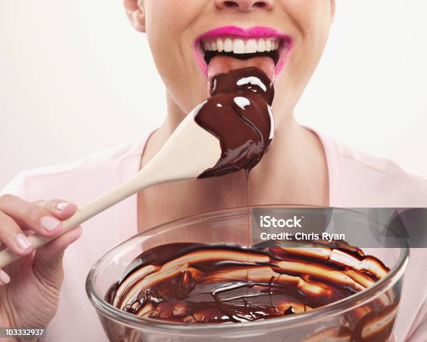 Frau Mit Rosa Lippenstift Lecken Schokolade Ausbackteig Aus Holzsp Stockfoto und mehr Bilder von Schokolade