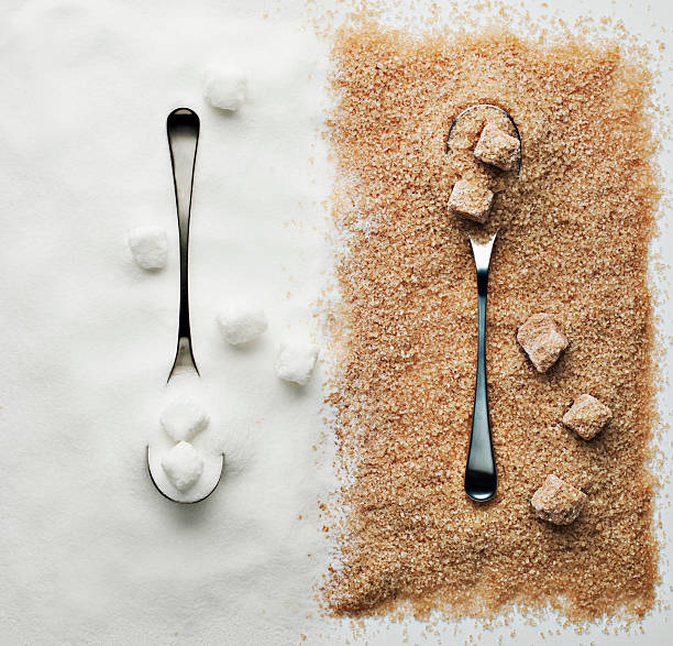 contraste de azúcar, azúcar parcialmente refinada y sugar cubes con spoons - azúcar fotografías e imágenes de stock