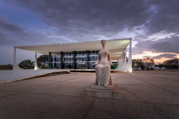 corte suprema del brasile (supremo tribunal federal - stf) di notte - brasilia, distrito federal, brasile - federal building foto e immagini stock