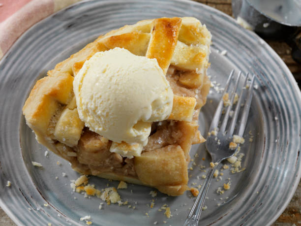 istock Apple Pie with Vanilla Ice Cream 1033349118