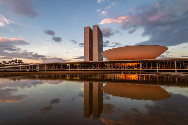 brazylijski kongres narodowy o zachodzie słońca - brasilia, distrito federal, brazylia - legislative chamber zdjęcia i obrazy z banku zdjęć