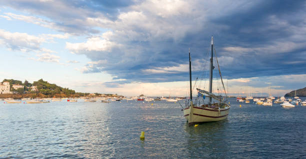 カダケス, 地中海 - カタルーニャ州、ジローナ、スペインの海岸沿い村 - fishing village ストックフォトと画像