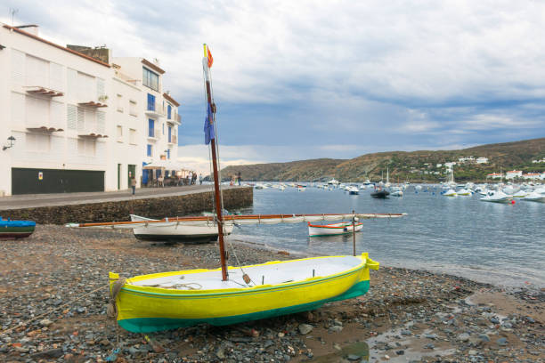 カダケス, 地中海 - カタルーニャ州、ジローナ、スペインの海岸沿い村 - fishing village ストックフォトと画像