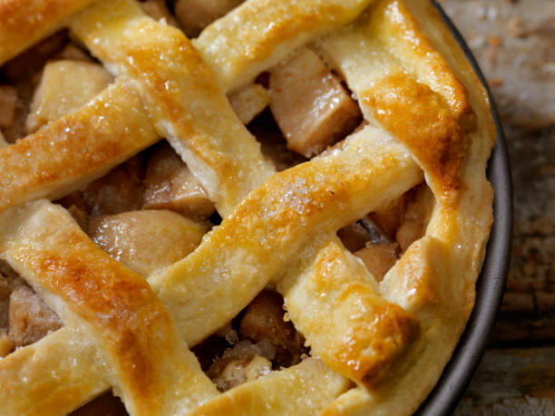 tourte aux pommes - apple pie baked pastry crust apple photos et images de collection