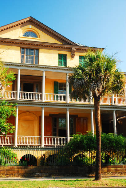 rhett house, charleston, sc - day vertical palmetto south carolina foto e immagini stock