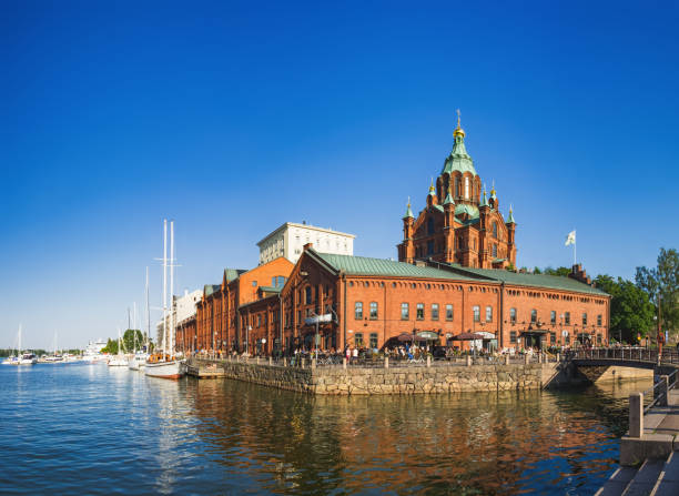 terraplén de helsinki en finlandia, las noches de verano - catedral de uspenski helsinki fotografías e imágenes de stock