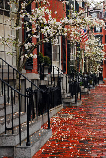 n バック湾を春します。 - boston back bay residential district house ストックフォトと画像