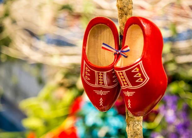 scarpe tradizionali in legno olandese - amsterdam traditional culture netherlands wood foto e immagini stock