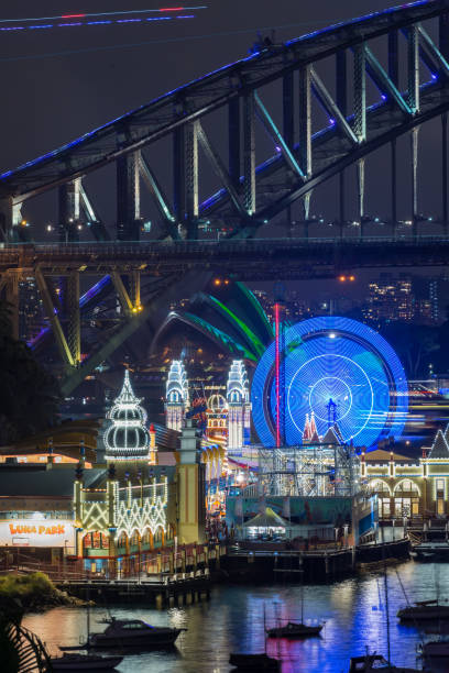 シドニー ・ オペラ ・ ハウス、ルナ公園と鮮やかな祭りの期間中の�ハーバー ブリッジ - sydney harbor bridge sydney opera house vertical australia ストックフォトと画像