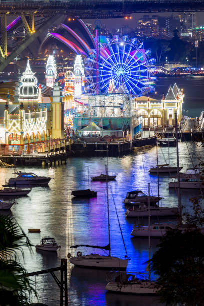 シドニー ・ オペラ ・ ハウス、ルナ公園と鮮やかな祭りの期間中のハーバー ブリッジ - sydney harbor bridge sydney opera house vertical australia ストックフォトと画像