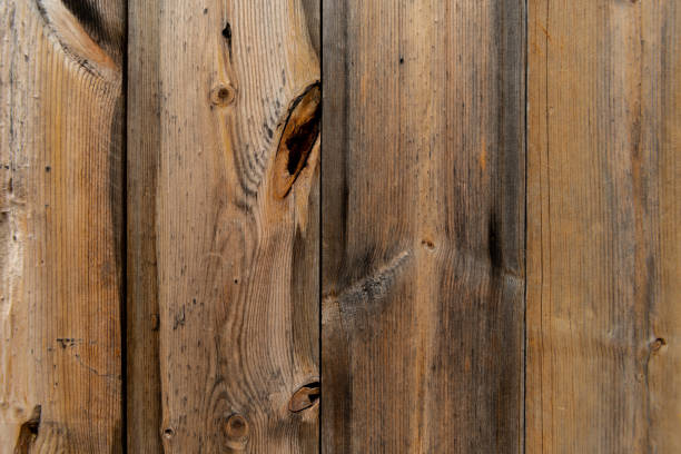 große braune holzbohle wandbeschaffenheit, holz textur/holz textur hintergrund und holz in der industrie verwendet - wood weathered textured wood chip stock-fotos und bilder