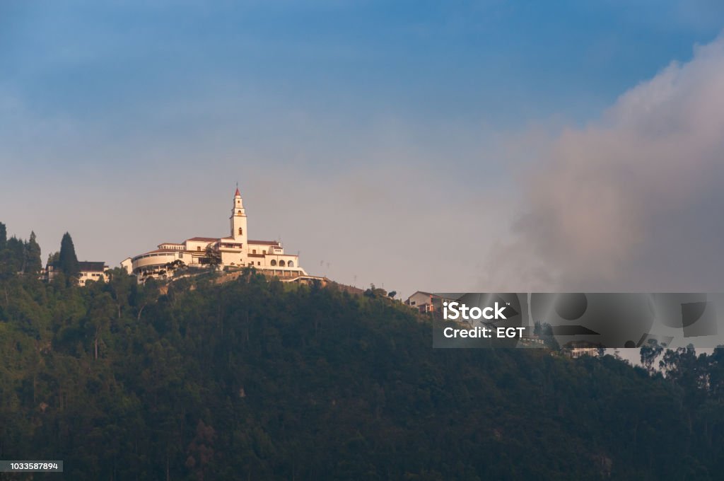 Iglesia De Monserrate En La Cima De La Montaña En El Centro De Bogotá Colombia Foto de stock y más banco de imágenes de Bogotá - iStock Iglesia De Monserrate En La Cima De La Montaña En El Centro De Bogotá Colombia Foto de stock y más banco de imágenes de Bogotá - iStock