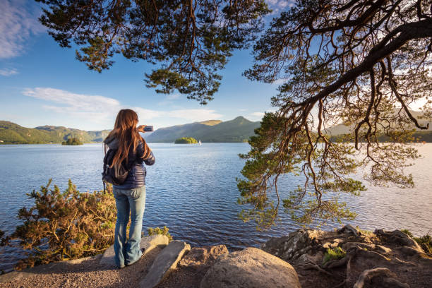 Foto de mujer toma del lago Derwentwater cerca de Keswick, Inglaterra - foto de stock