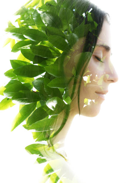 ritratto del profilo a doppia esposizione di una donna naturalmente bella con occhi chiusi e foglie tropicali verde brillante - multiple exposure immagine foto e immagini stock