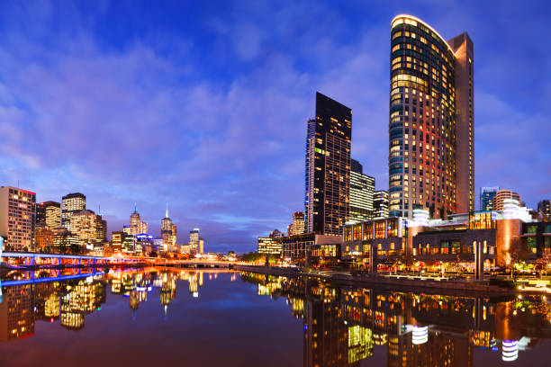 メルボルンの街並みの夕暮れ - melbourne casino australia city ストックフォトと画像