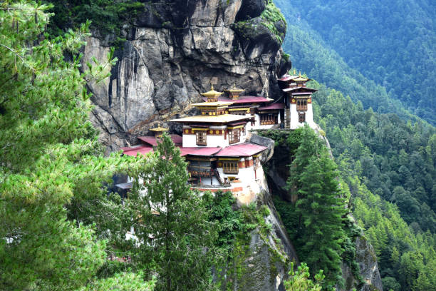 бутан паро тактсанг тигр гнездо - taktsang monastery фотографии стоковые фото и изображения