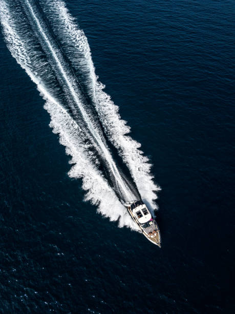vista aerea di una barca a motore - recreational boat motorboat speedboat aerial view foto e immagini stock