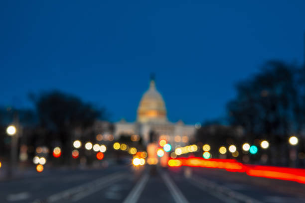 日落後美國國會大廈背景模糊不清 - 聯邦政府大樓 圖片 個照片及圖片檔
