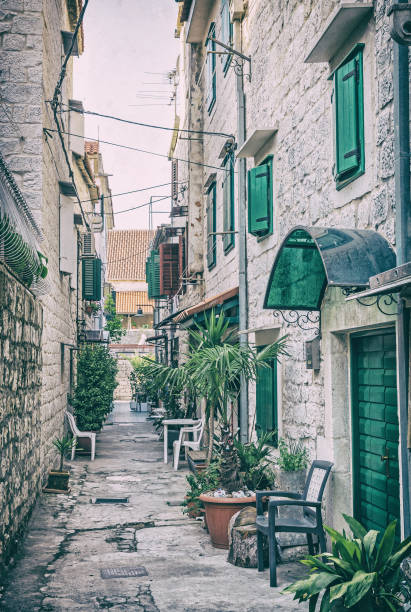 rua estreita em trogir histórico, filtro analógico - 11270 - fotografias e filmes do acervo