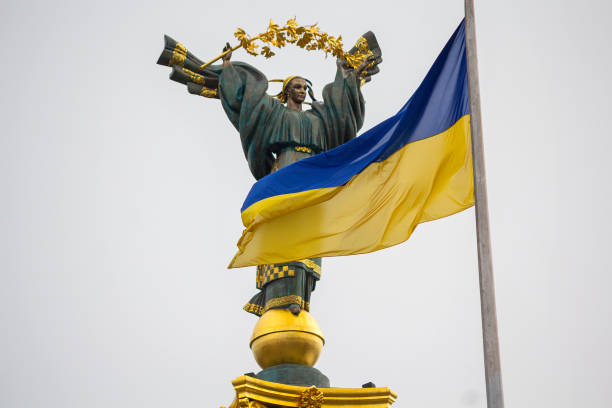 independence monument and ukrainian flag in kiev. ukraine - statue history flag sculpture imagens e fotografias de stock