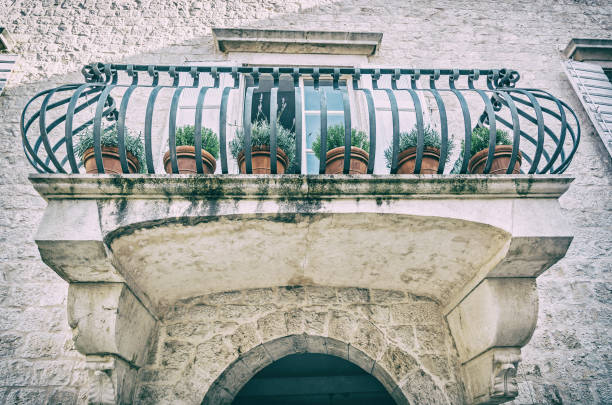 balcone sulla vecchia casa, trogir, filtro analogico - 11275 foto e immagini stock