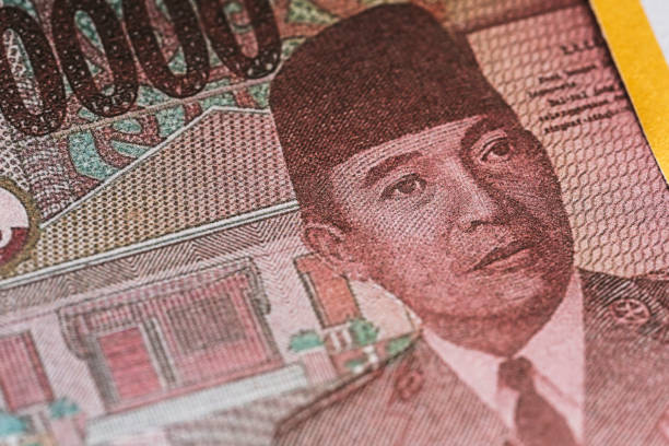 seratus ribu rupiah detail penutupan uang rupiah - rupiah potret stok, foto, & gambar bebas royalti