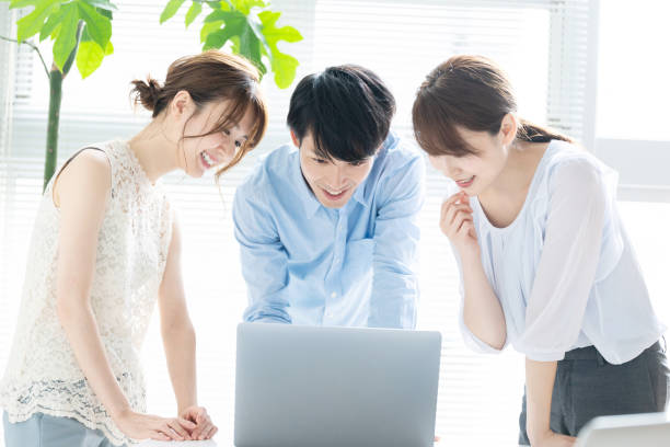 사무실에 있는 사람들의 그룹입니다. - japanese ethnicity train women asian ethnicity 뉴스 사진 이미지