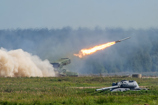 Lanzamiento de cohetes militares en los bosques, guerra tiros ataque defensa. photo