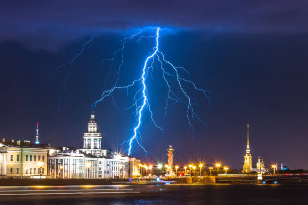 번개 뇌우 상트페테르부르크에 kunstkamera, 피터와 폴 요새와 rostral 열 neva 동안 플래시와 밤. - lightning strike 뉴스 사진 이미지