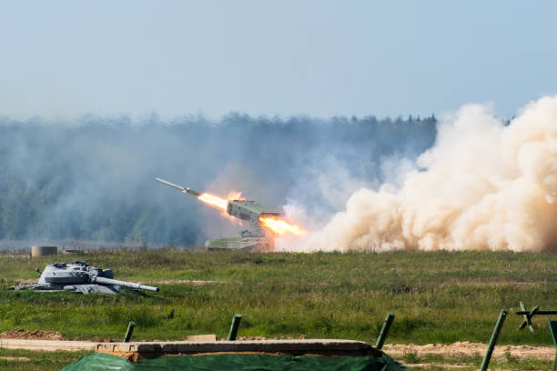 숲에서 군사 로켓을 발사, 전쟁 총 방어 공격. - air defence weapon 뉴스 사진 이미지