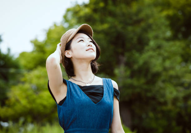 カジュアルなファッションの若い日本女性の肖像画
