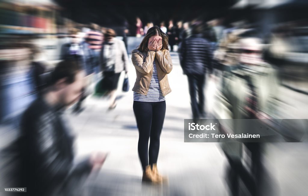 Attacco di panico in luogo pubblico. Donna con disturbo di panico in città. Psicologia, solitudine, paura o problemi di salute mentale concetto. - Foto stock royalty-free di Ansia