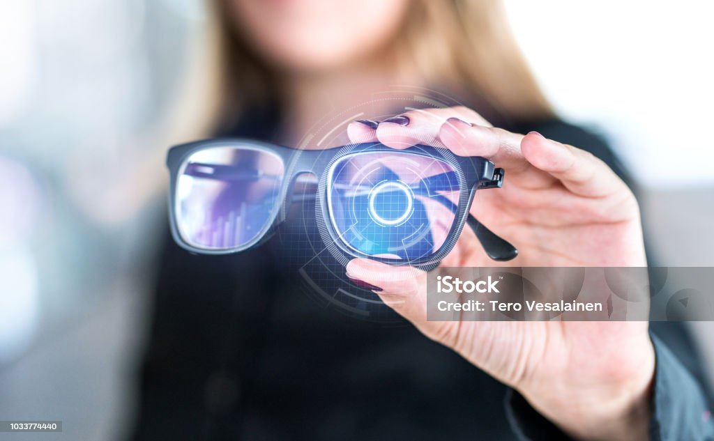 Gafas Inteligentes Virtuales Pantalla Con Interfaz De Alta Tecnología  Futurista Mujer Celebración De Espectáculos Con Interfaz De Nanotecnología  Visión De Realidad Aumentada Con Gafas Modernas Foto de stock y más banco de
