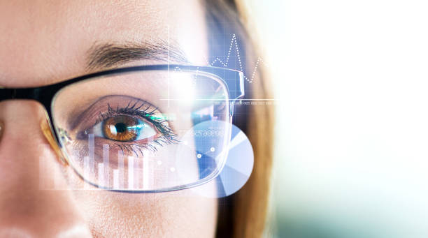 gafas inteligentes y el concepto de realidad aumentada. mujer con gafas modernas con pantalla futurista. tecnología virtual. cierre de ojo rodeado de análisis y estadísticas de las empresas. - visual screen fotografías e imágenes de stock