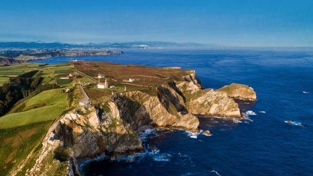 fotografía aérea del cabo de peñas. asturien españa. - headland stock-fotos und bilder