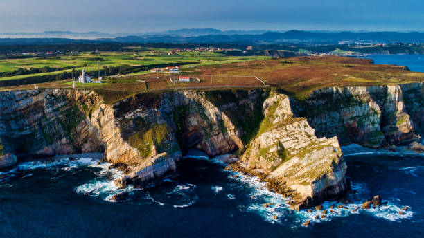 fotografía aérea del cabo de peñas. asturien españa. - headland stock-fotos und bilder